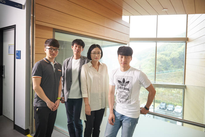 고무처럼 늘어나는 배터리 분리막을 개발한 박수진 UNIST 교수팀(왼쪽부터 신명수 연구원, 박 교수, 최남순 교수, 송우진 박사)