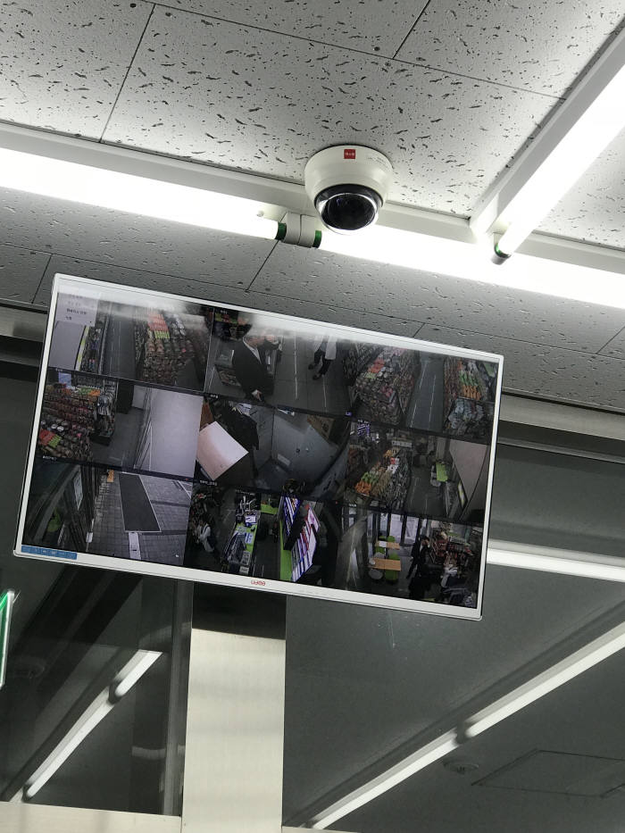 무인 편의점에는 9대 CCTV가 설치됐다. 40인치 TV에서 편의점 상황을 한눈에 볼 수 있다.