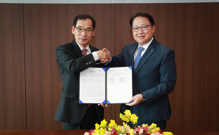 백정선 인천국제공항 스마트추진단장(왼쪽)과 최일규 SK텔레콤 공공사업 본부장)