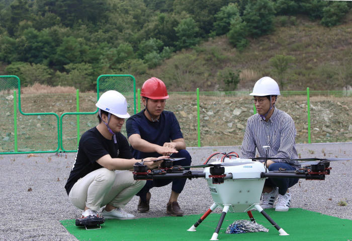 영진전문대학교 대구경북무인항공전문교육원에서 드론 실기교육을 하는 모습.