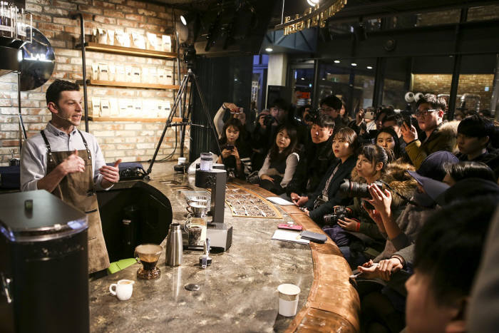 이디야커피, WBC 우승자 '데일 해리스' 매장 이벤트 진행