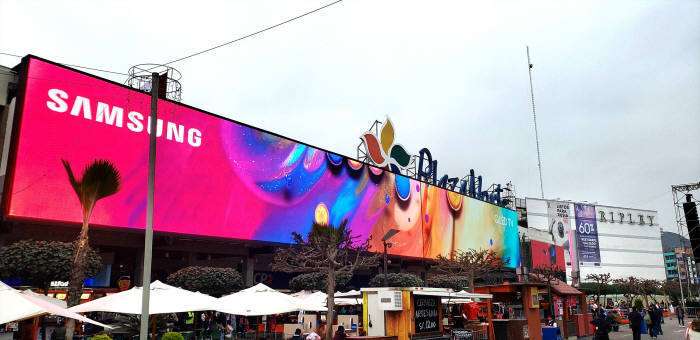 삼성전자가 페루 리마에 위치한 프리미엄 쇼핑몰 플라자 노르떼(Plaza Norte)에 설치한 발광다이오드(LED) 사이니지.