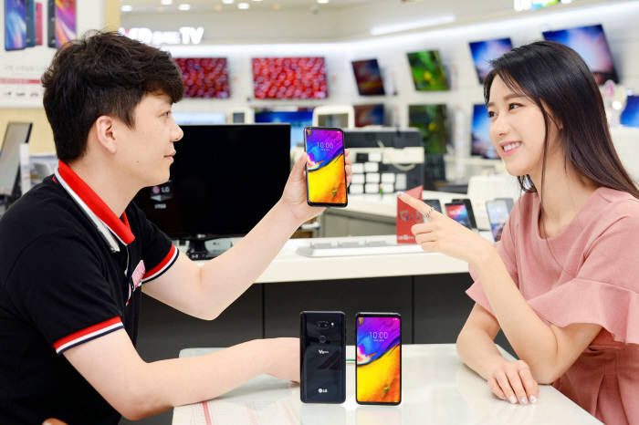 LG전자가 6일 프리미엄 스마트폰 LG V35 씽큐를 국내 출시한다.