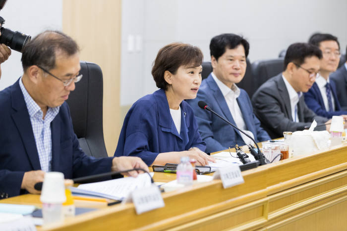 김현미 장관(왼쪽에서 두번째)이 공공기관장과 간담회를 하고 있다