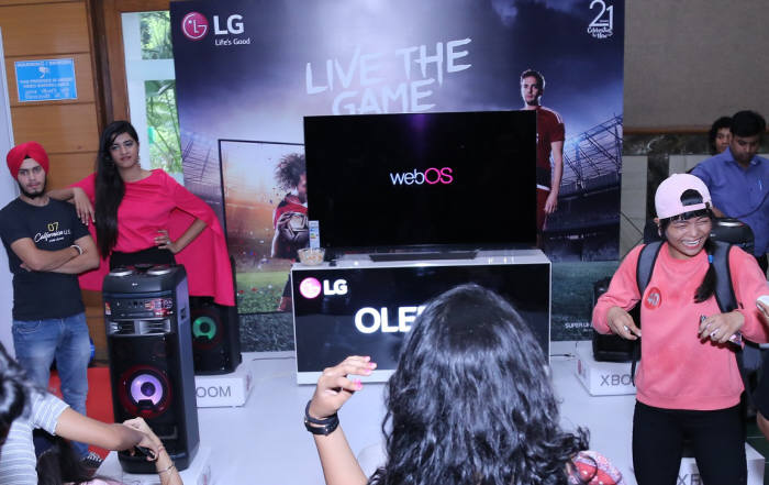 2018 창원 케이팝 월드 페스티벌 인도 공연을 보기 위해 인도 뉴델리 시리포트 오디토리움을 찾은 케이팝 팬들이 LG 엑스붐 오디오 사운드를 즐기고 있다.