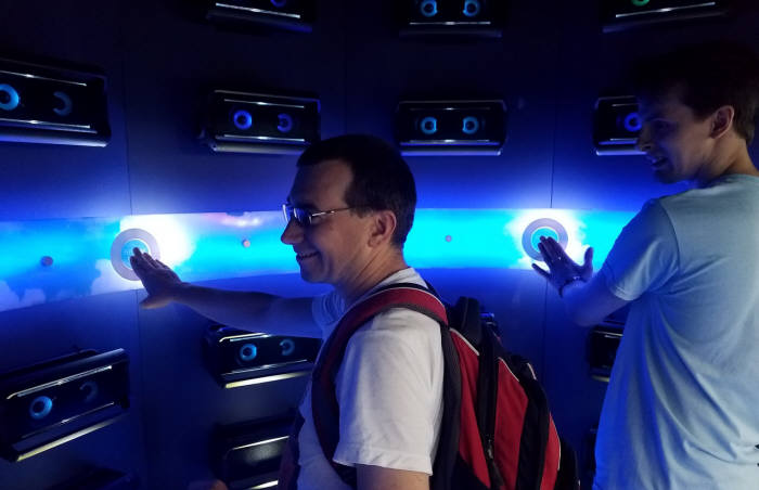 LG전자가 미국 시카고에서 열린 밀레니엄 뮤직 페스티벌에 마련한 포터블 오디오 체험공간에서 고객이 PK 시리즈 음향을 체험하고 있다.