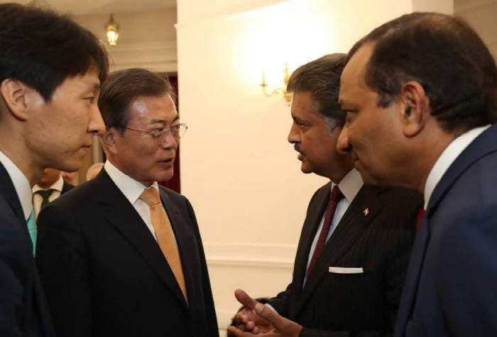 마힌드라 회장은 10일(현지시간) 오후 인도 뉴델리 총리 영빈관에서 열린 한·인도 최고경영자(CEO) 라운드테이블에서 문재인 대통령을 만나 대화를 나누고 있다. <출처:대한민국 청와대>