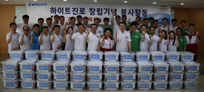 하이트진로가 창립기념일(20일)을 맞아 18일 서초동 사옥에서 긴급구호키트 350개를 만들었다. 이날 하이트진로 김인규 대표를 비롯한 임직원 40명이 참석했다.