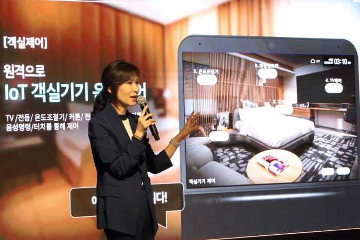 18일 서울 중구 노보텔 앰배서더 동대문에서 열린 기자간담회에서 KT AI사업단 김채희 단장이 AI호텔 전략을 발표하고 있다.
