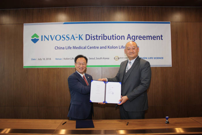 이우석 코오롱생명과학 대표(왼쪽)와 의 안소니 칙 차이나라이프 대표.