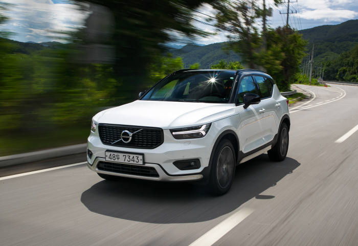 볼보자동차 더 뉴 XC40 주행 모습.