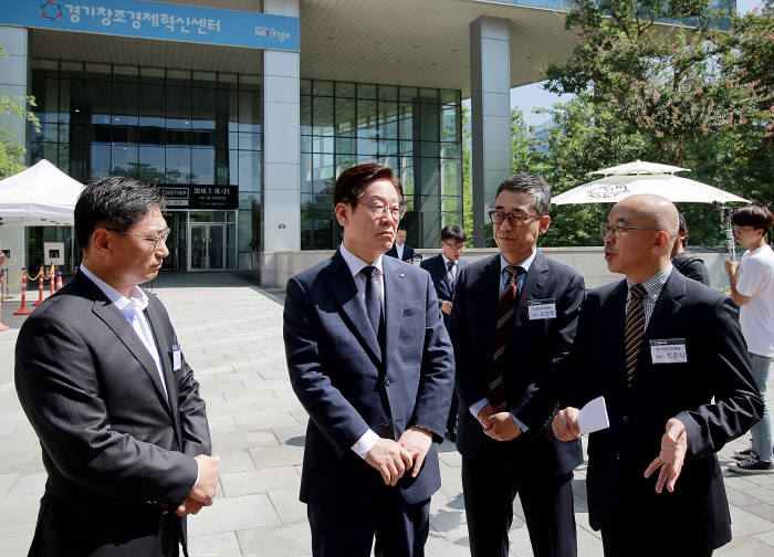 이재명 경기도지사가 행사 참석에 앞서 VR·AR 이동식 체험관을 둘러보고 있다. (사진=이현수)