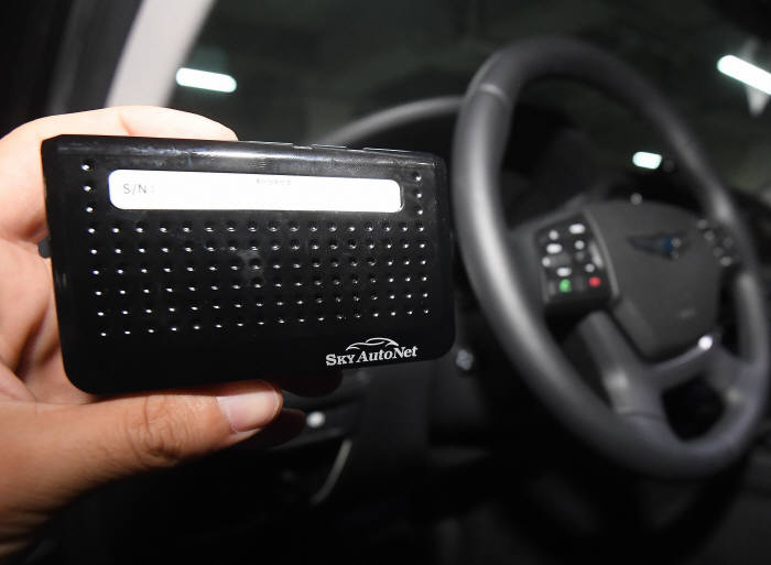 차량내 설치된 OBD 단말기. 자동차의 고장여부, 배기가스 방출량, 위치 등 현재 상태에 대한 정보를 자동으로 저장, 운행기록을 볼 수 있다. 또 무한 와이파이를 탑재해 차량 내에서 인터넷 등을 무제한으로 이용할 수 있다.