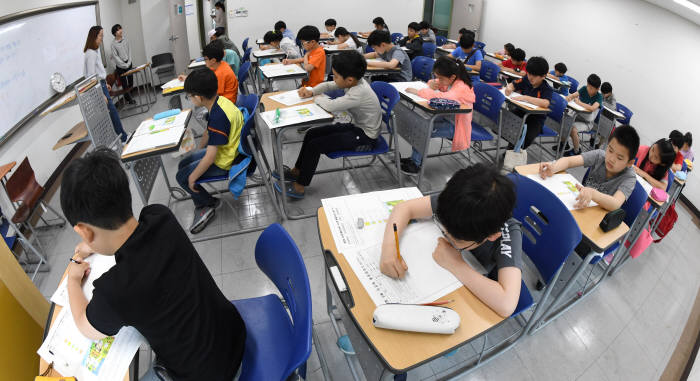 5월 26일 전자신문·서울교대 주최 제3회 소프트웨어(SW) 사고력 올림피아드에 응시한 초등학생들이 시험문제를 풀고 있다. 김동욱기자 gphoto@etnews.com