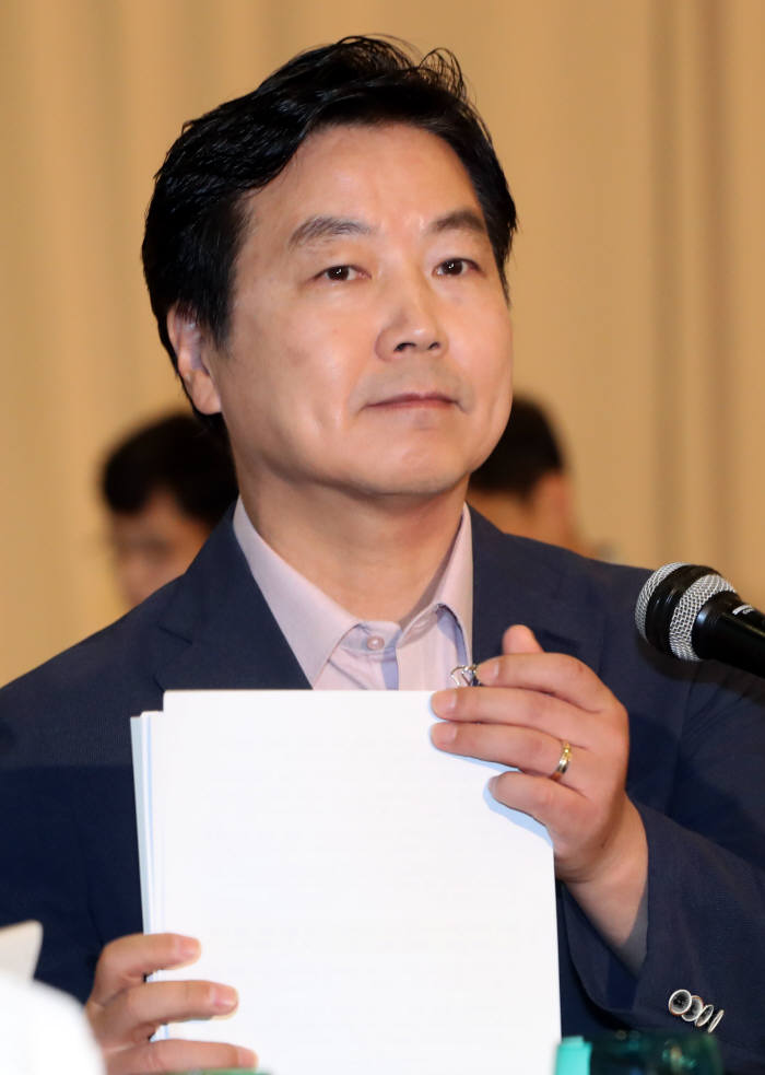 홍종학 "탄력근로제 단위기간 확대"...고용부 장관과 대치