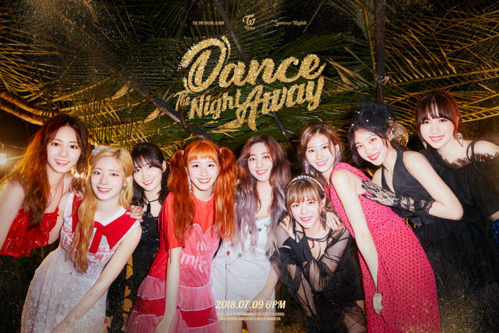 트와이스의 여름곡 Dance The Night Away는 특별한 행복을 품고 있는 아홉소녀들의 청춘을 그린 업템포 댄스팝곡으로, 다이내믹해진 퍼포먼스와 특유의 시원청량한 멜로디코드와 비트가 만드는 소녀들의 유쾌한 매력이 대중의 여름심리를 시원하게 한다. (사진=JYP엔터테인먼트 제공)