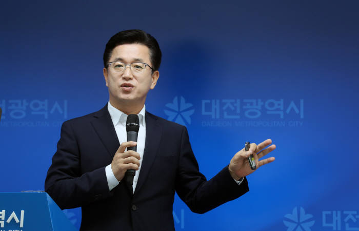 허태정 대전시장이 26일 대전시청 브리핑룸에서 스마트시티 조성 추진계획을 발표하고 있다.