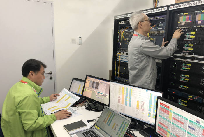 인도네시아 자카르타 국제방송센터(IBC)에서 KT 직원이 네트워크 품질테스트를 진행하고 있다.