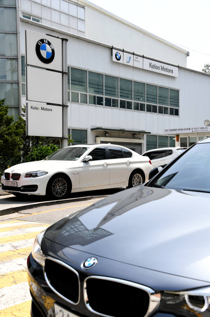 화재 리콜 수리를 위해 BMW 서비스센터에 몰려든 차량들 윤성혁 기자 shyoon@etnews.com