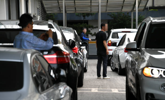 BMW 성산서비스센터에 몰려든 화재 리콜 대상 차량 윤성혁기자 shyoon@etnews.com