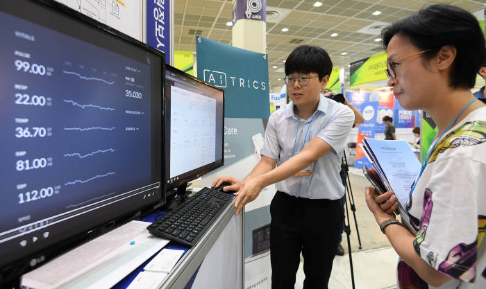 관람객이 NIPA부스에서 AITRICS의 리스크케어 시스템을 살펴보고 있다. 이동근기자 foto@etnews.com