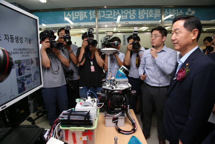 김상곤 부총리가 실험실 창업을 지원하기 위해 연세대를 방문해 관련 기술에 대한 소개를 듣고 있다.