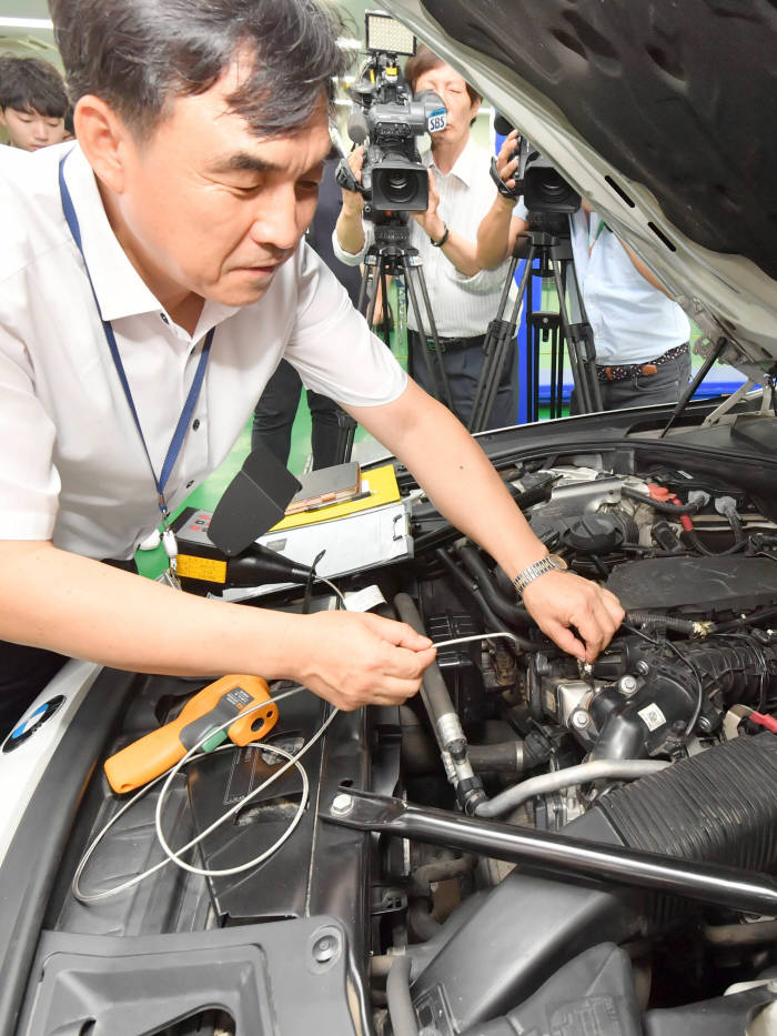 BMW 결함 부품 살펴보는 김현미 국토부 장관