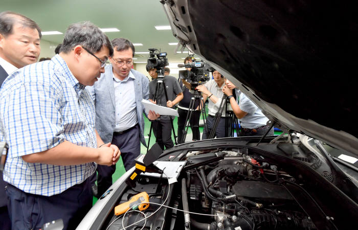 BMW 결함 부품 살펴보는 김현미 국토부 장관