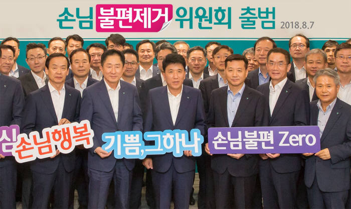 정수진 하나카드 사장(앞줄 왼쪽부터)과 이진국 하나금융투자 사장, 함영주 KEB하나은행장(위원장), 윤규선 하나캐피탈 사장, 주재중 하나생명 사장이 기념촬영하고 있다.