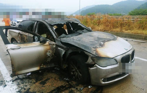 9일 오전 7시 50분께 경남 사천시 곤양면 남해고속도로에서 A(44)씨가 몰던 BMW 730Ld 차량에서 불이 났다. (출처=경남지방경찰청)