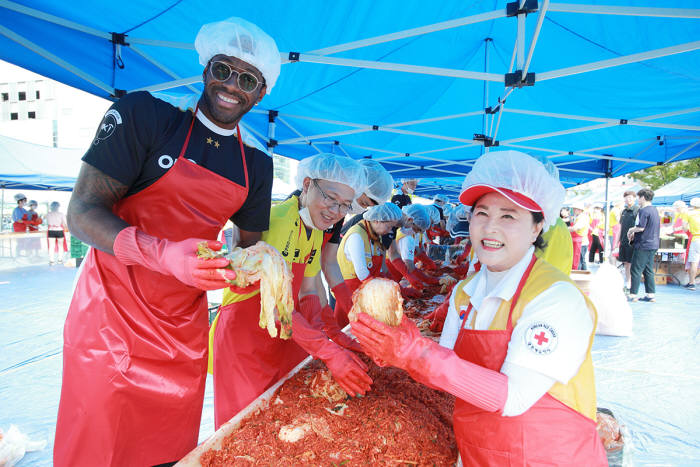 OK저축은행 "폭염속 여름김장으로 사랑 나눠요"