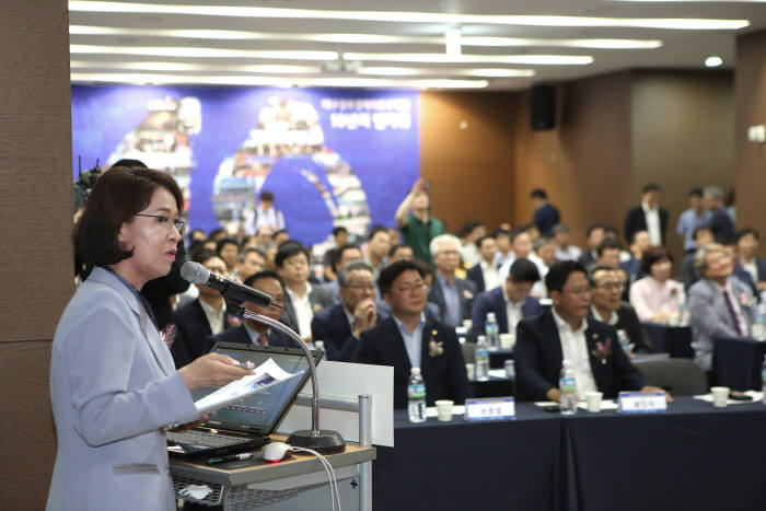 이인선 청장이 새로운 10년을 위한 미래비전 및 전략을 발표하고 있다.