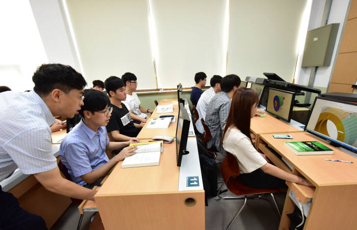 영진전문대학교 컴퓨터응용기계계열이 지난 10일 발표된 제2회 과정평가형 국가기술자격 평가결과서 전국 최다 합격자를 냈다. 사진은 이 계열 재학생들이 과정평가형 교육과정에 참여한 모습.