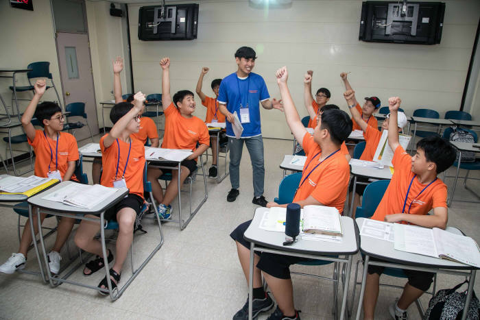 4일 대전광역시 충남대학교에서 2018 삼성드림클래스 여름캠프에 참가한 중학생이 수업을 듣고 있다.