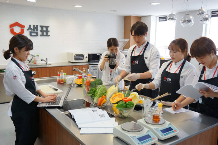 샘표 우리맛연구 멘티들과 연구원들이 우리맛 연구를 하고 있다.