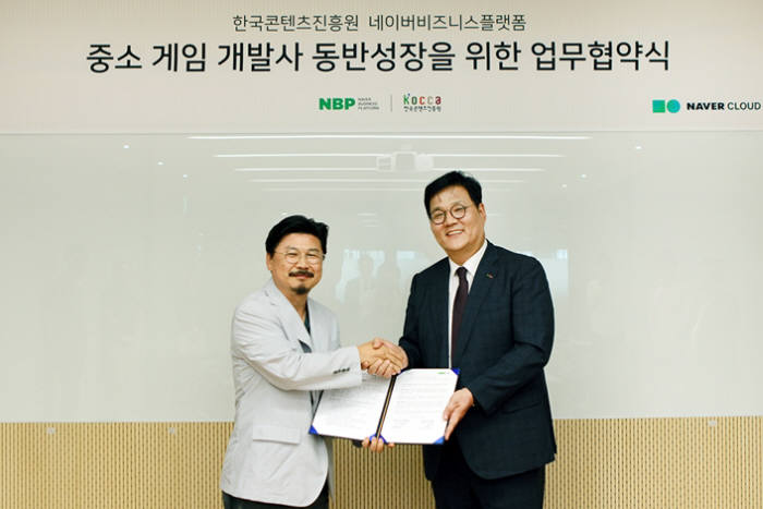 김영준 한국콘텐츠진흥원장(왼쪽)은 박원기 NBP 대표와 중소 게임개발사 동반성장을 위한 업무협약을 체결했다.