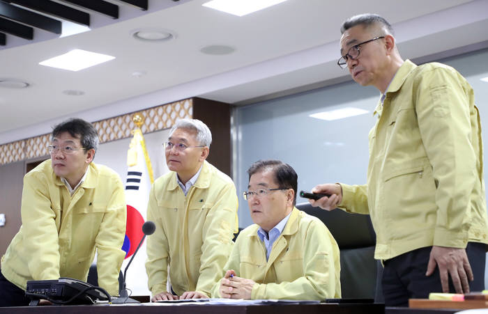 정부는 태풍 솔릭 북상에 국가위기관리체계를 가동했다. 정의용 국가안보실장(왼쪽 세번째)이 국가위기관리센터 상황실에서 태풍 움직임과 정부 대처상황을 점검했다. <사진:청와대>