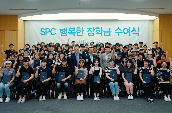 28일 서울 신대방동 SPC 미래창조원에서 열린 제 14회 SPC 행복한 장학금 수여식에서 아르바이트 장학생들이 기념 촬영을 하고 있다.