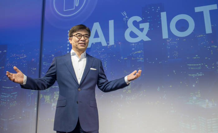 김현석 삼성전자 대표이사가 IFA 2018 프레스 콘퍼런스에서 발표하고 있다.