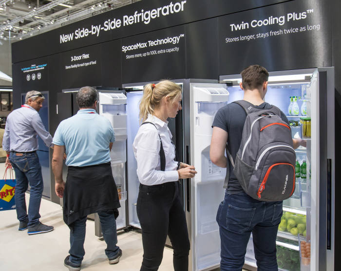 IFA 2018 삼성전자 부스에서 관람객들이 양문형 냉장고를 살펴보고 있다.
