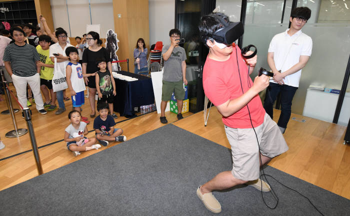 가족 놀이터로 변한 VR 체험존.(사진=김동욱기자 gphoto@etnews.com)