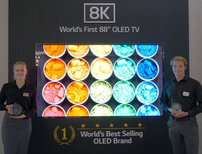 LG전자가 IFA 2018에서 세계 최초 공개한 LG 8K 올레드 TV.