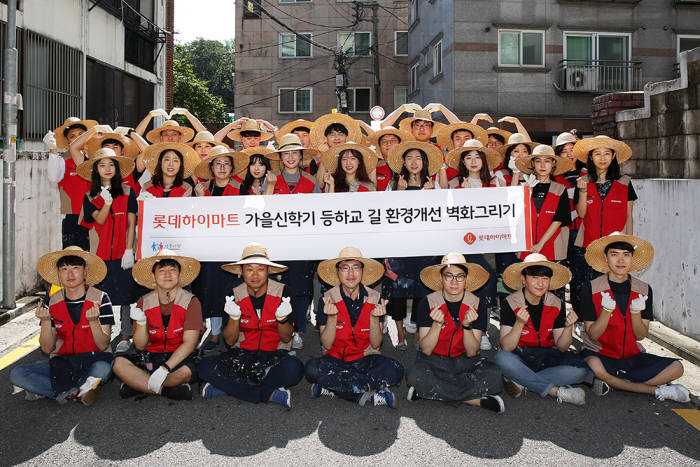 롯데하이마트 샤롯데봉사단, 가을 맞이 등·하굣길 벽화그리기 봉사 나서