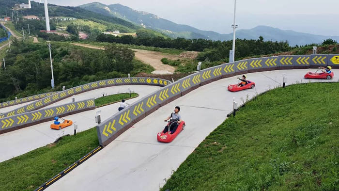 양산 에덴밸리 리조트 루지는 2.4Km의 최장 트랙에서 즐기는 다이내믹함으로 최근 떠오르는 액티비티로 꼽힌다. (사진=양산 에덴밸리 리조트 홈페이지 발췌)