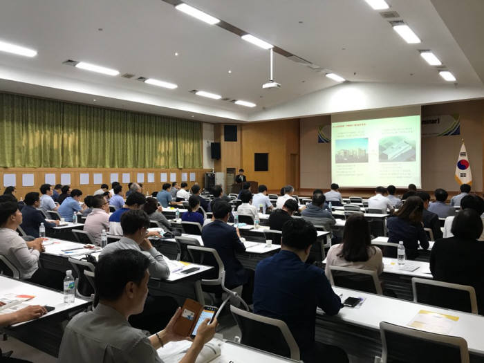 2018 스마트팩토리X로봇 세미나에서 참석자가 강연을 듣고 있다.<사진 한국로봇산업협회>