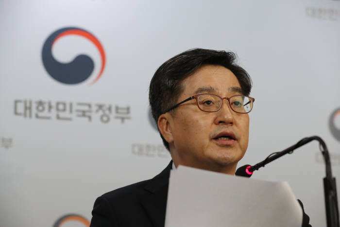 "투기·집값 반드시 잡는다"... 정부, 종부세 대폭 늘리고 대출 규제는 강화