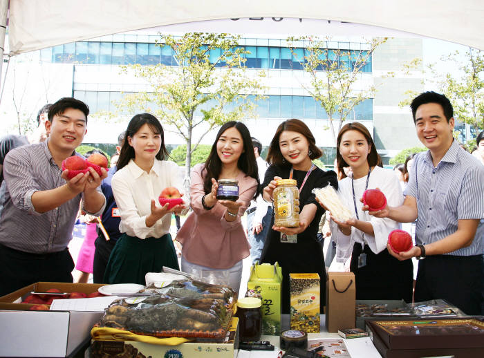 11일 경기 수원시 삼성전자 수원캠퍼스에서 열린 추석맞이 직거래 장터에서 임직원이 삼성전자 자매마을 황둔송계마을에서 생산된 제품을 선보이고 있다.