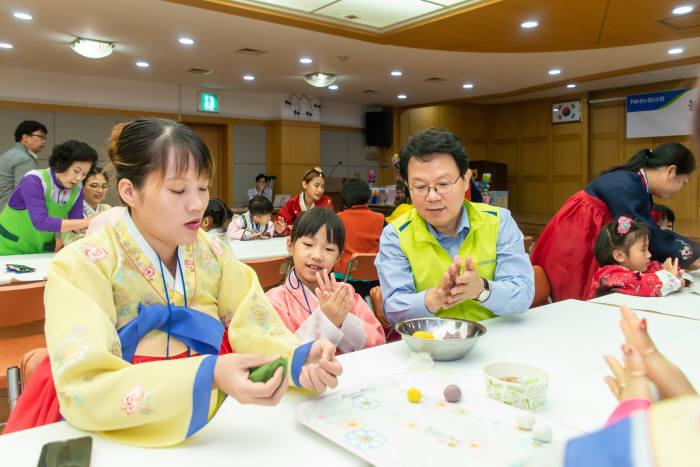 14일 농협금융지주 김광수 회장(앞줄 왼쪽 세 번째)과 임직원 봉사단이 전북 정읍농협에서 다문화가정 100여명을 초청해 추석맞이 문화체험 행사를 실시했다.