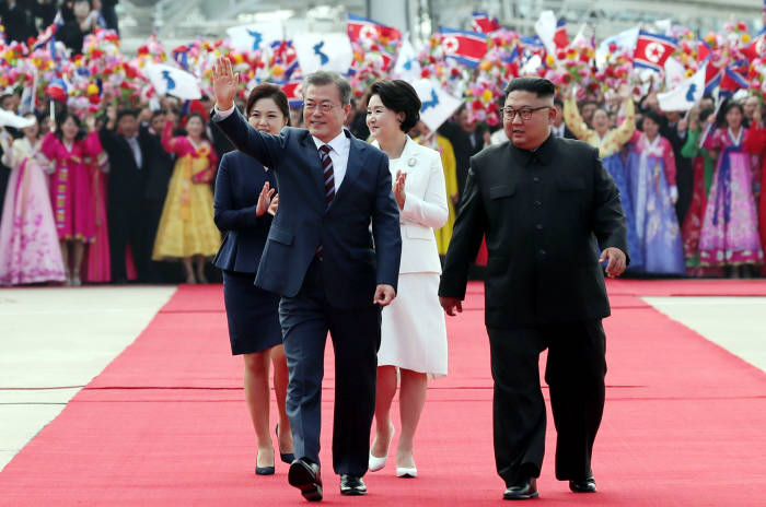 문재인 대통령과 부인 김정숙 여사가 18일 오전 평양 순안공항 도착한 뒤 마중 나온 김정은 국무위원장 내외와 함께 공식환영식을 하고 있다 2018.9.18 / 평양사진공동취재단