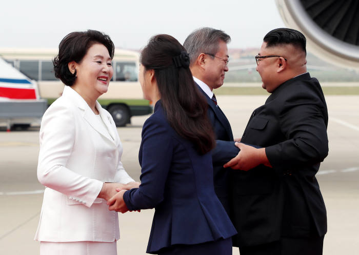 18일 평양 국제비행장(순안공항)에 도착한 문재인 대통령과 김정숙 여사가 김정일 위원장과 리설주 여사 환영을 받고 있다.(사진=평양사진공동취재단)